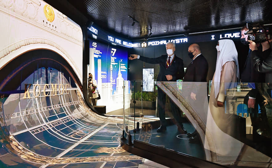 Мэр Москвы Сергей Собянин (слева) и премьер-министр РФ Михаил Мишустин (в центре) в российском павильоне на выставке «Экспо-2020»