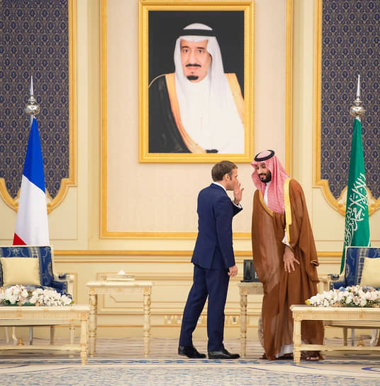 Президент Франции Эмманюэль Макрон (слева) и наследный принц Саудовской Аравии Мухаммед бен Сальман