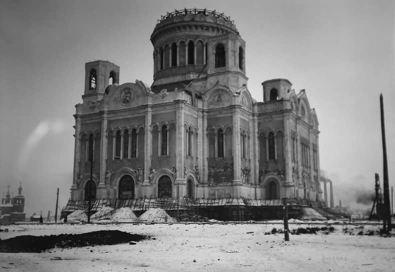 В 1832 году император Николай I утвердил новый проект храма, лично избрав место для сооружения — на берегу реки Москвы, неподалеку от Кремля. Храм строился почти 44 года