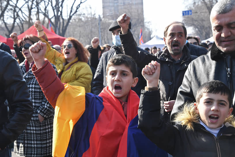 27 февраля в Ереване прошел митинг оппозиции, требовавшей отставки премьер-министра Армении Никола Пашиняна после подписания соглашения о прекращении огня в Нагорном Карабахе