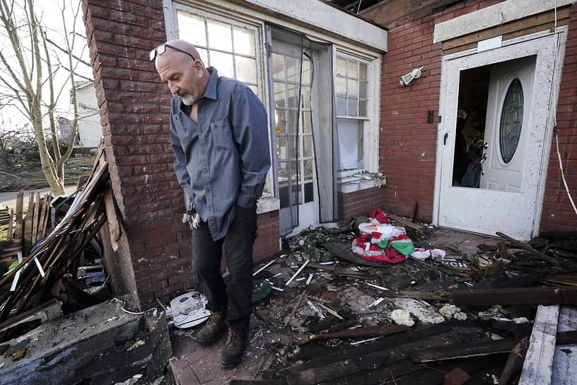 Мужчина у своего разрушенного дома в Мэйфилде