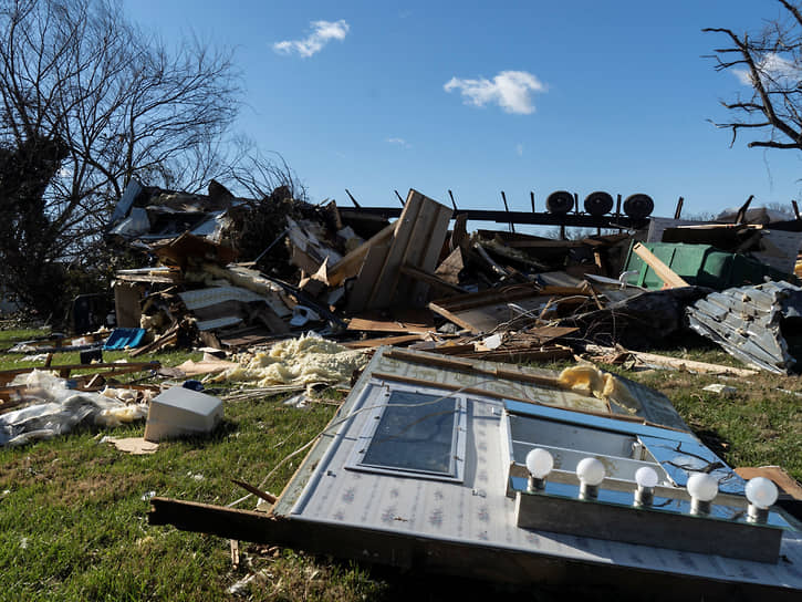 Жертвы торнадо зафиксированы также в штатах Арканзас, Миссури, Иллинойс (на фото)
