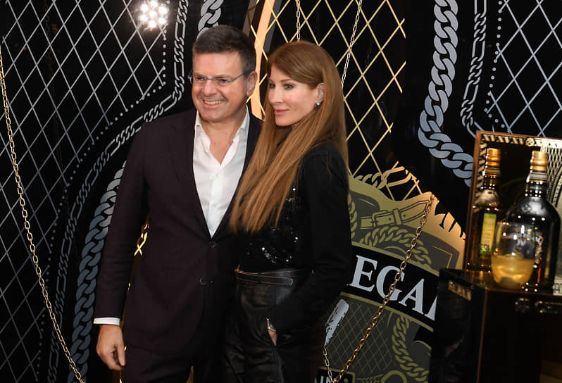Директор по развитию компании Bosco di Ciliegi Константин Андрикопулос с женой Ольгой на презентации коллаборации брендов Balmain и Chivas Regal в клубе Noodome