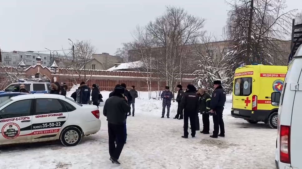 Сотрудники полиции на месте взрыва в православной гимназии в Серпухове