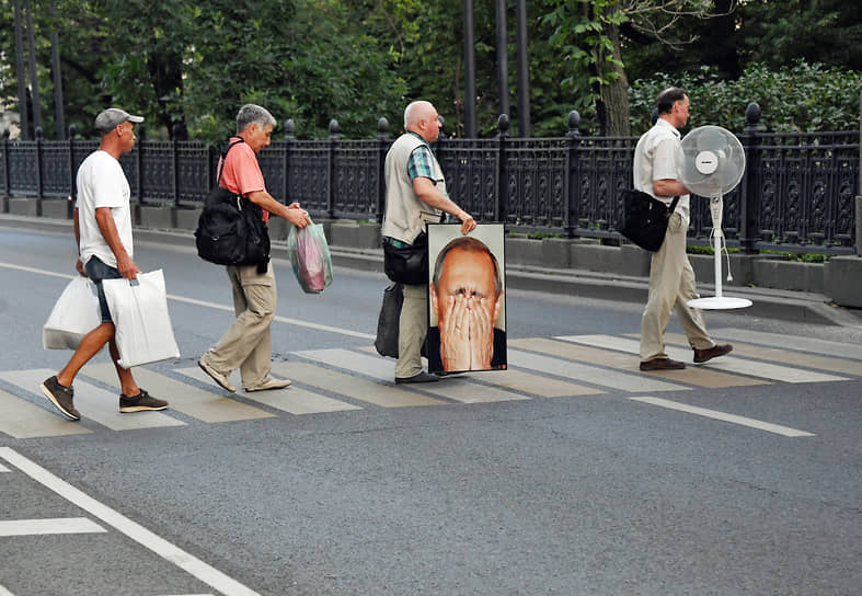 Мужчины на пешеходном переходе в центре Москвы 