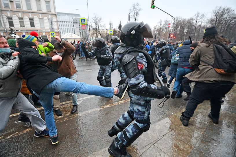 Столкновения между участниками митинга и сотрудниками полиции