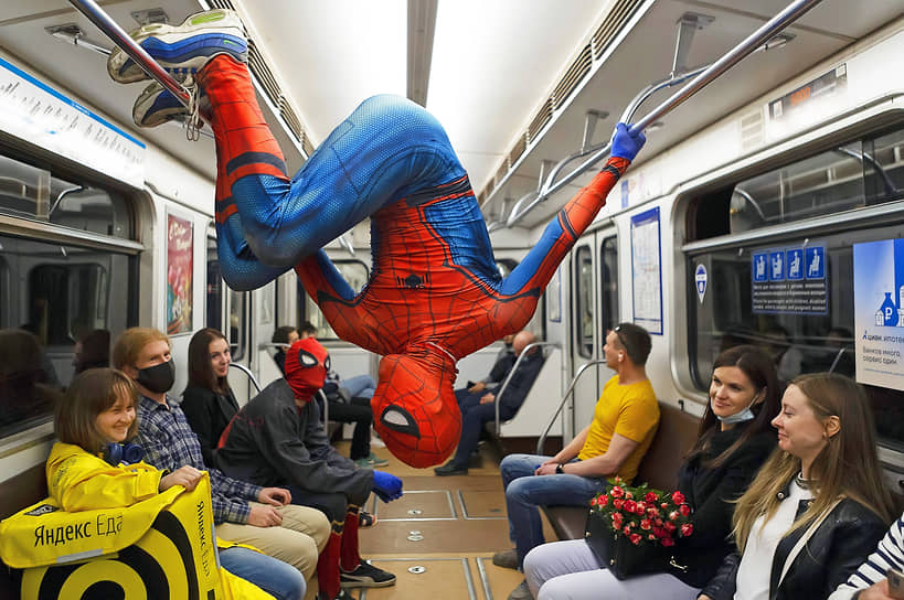 Представление акробатов в костюмах Человека-паука в вагоне петербургского метро 