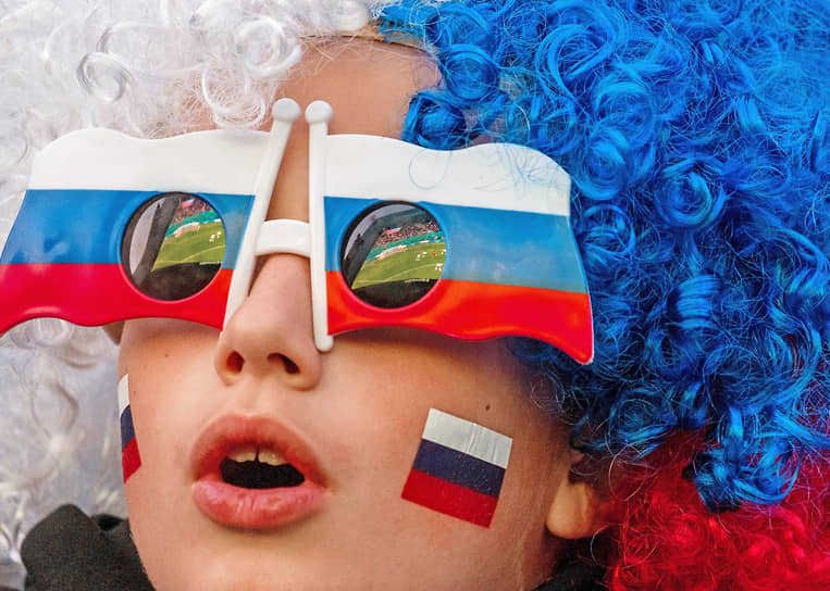 Болельщица смотрит матч между сборными Бельгии и России в ходе чемпионата Европы по футболу 