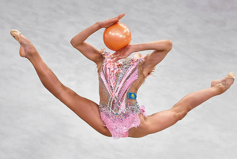 Казахская гимнастка Сабина Бакатова на этапе мировой серии «Кубка вызова» по художественной гимнастике World Challenge Cup Moscow