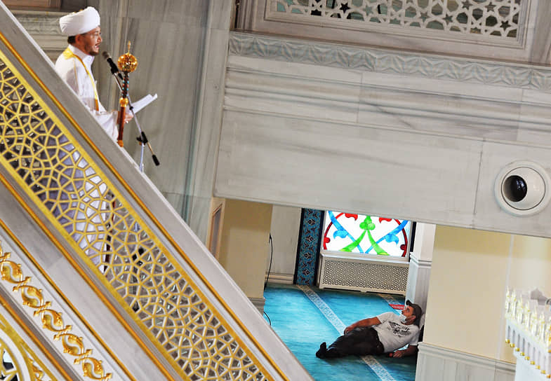 Председатель Совета муфтиев России Равиль Гайнутдин в Московской соборной мечети