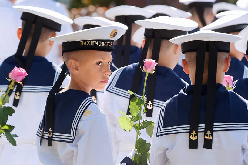Учащиеся филиала Нахимовского Военно-морского училища на  церемонии первого звонка и приема клятвы в Севастополе