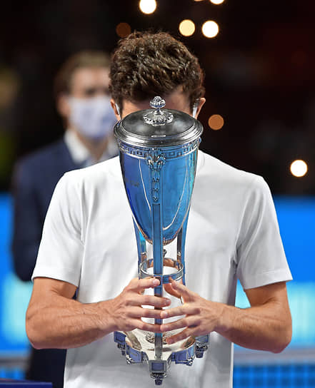 Российский теннисист Аслан Карацев на церемонии награждения турнира «ВТБ Кубок Кремля»