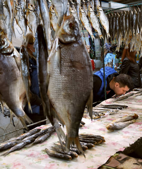 Торговля вяленой рыбой на рынке в Ялте