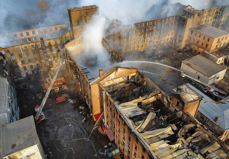 Тушение пожара в здании «Невская мануфактура» в Санкт-Петербурге