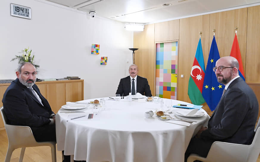 Премьер-министр Армении Никол Пашинян (слева) и президент Азербайджана Ильхам Алиев (в центре) провели встречу в Брюсселе