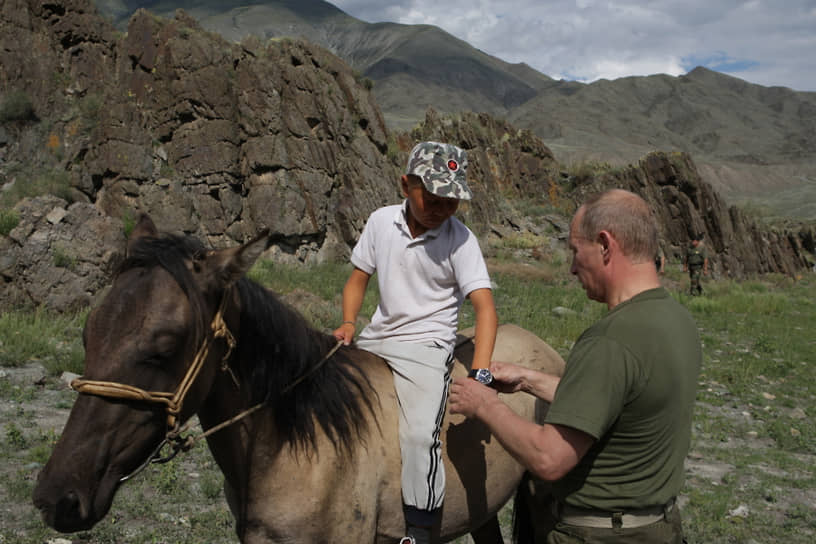 В 2009 году во время отпуска в Республике Тыва Владимир Путин посетил жилище местного пастуха. На память о встрече он подарил сыну пастуха часы, которые снял со своей руки, а гостеприимному хозяину — свой охотничий нож