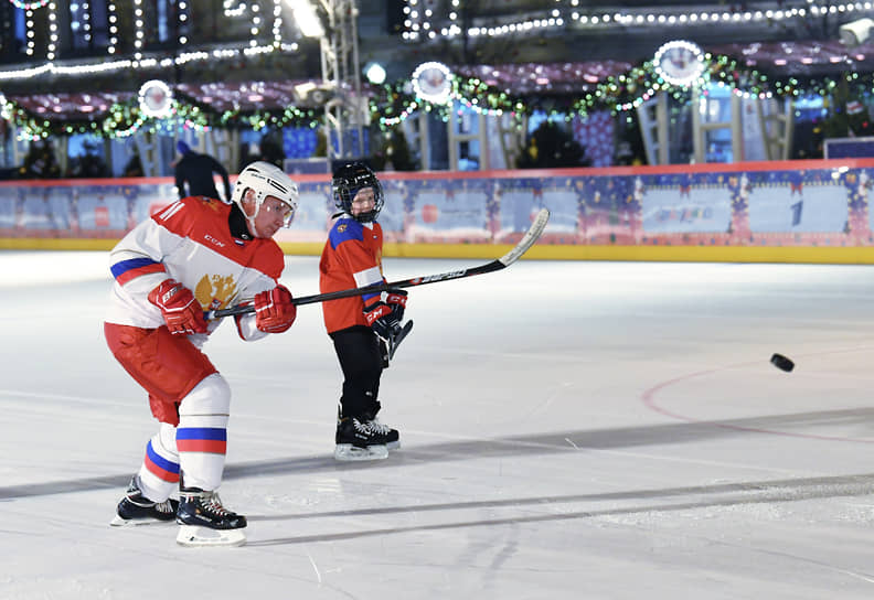 В 2020 году Владимир Путин исполнил мечту девятилетнего Димы из Челябинской области, загадавшего на «Елке желаний» побывать на Красной площади, покататься на коньках и увидеть, «где в Кремле работает президент России». Выйдя на лед в своей традиционной хоккейной форме под номером 11, господин Путин покатался с мальчиком и его папой