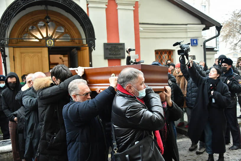 Вынос гроба с телом режиссера Сергея Соловьева из церкви Иоанна Богослова после отпевания