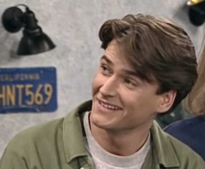 24-летний Себастьен Куриво, как и его партнерша по сериалу Лали Меньян, играл в «Элен и ребятах» под своим настоящим именем
