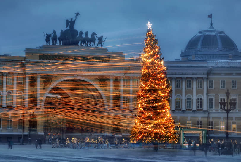 &lt;B>Санкт-Петербург, 5,2 млн руб.&lt;/B>  
В Петербурге главную елку установили на Дворцовой площади. Ее высота составила 35 метров, а вес — 10 тонн 