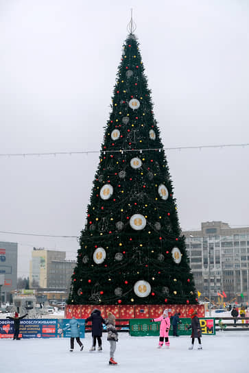 &lt;B>Новокузнецк, 5,5 млн руб.&lt;/B>  
На Площади общественных мероприятий Центрального района города Новокузнецка установили елку высотой 25 метров. Она была куплена в 2018 году. Елку украсили гирляндами и шарами