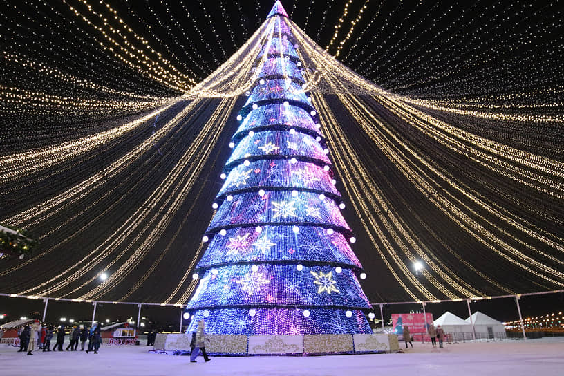 &lt;B>Казань, 16 млн руб.&lt;/B>
В Казани 35-метровую искусственную елку устанавливают уже третий год подряд. Елка собирается из металлических конструкций, к которым крепится более 6 тыс. веток. Ее украшают 640 гирлянд, более 93 тыс. светодиодов и 12 световых пушек полного вращения