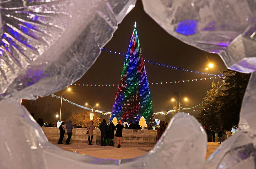 &lt;B>Барнаул, 8,2 млн руб.&lt;/B>  
На площади Сахарова в Барнауле перед Новым годом соорудили ледовый городок и елку. Ее украсили светодиодными нитями. Кроме того, вокруг установили 13 ледовых барельефов