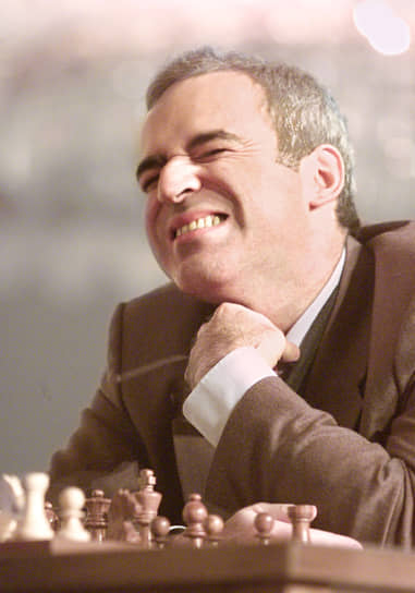 Шахматист Гарри Каспаров проводит супер-матч по случаю юбилея шахматиста Михаила Моисеевича Ботвинника в Колонном зале Дома Союзов, 2001 год