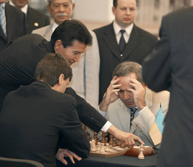 Президент FIDE Кирсан Илюмжинов (слева) и гроссмейстер Гарри Каспаров (справа) проводят шахматный матч между сборными России и остального мира в Государственном Кремлевском дворце, 2002 год