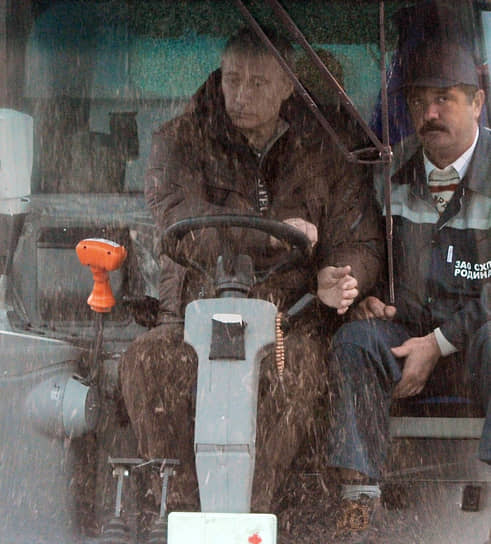 Председатель правительства России Владимир Путин (слева) посещает сельскохозяйственное предприятие «Родина» в Ставропольском крае, 2011 год