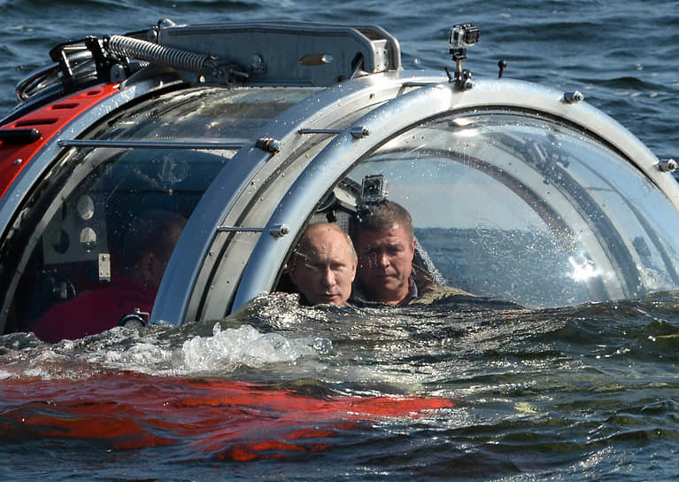 Президент России Владимир Путин (слева) на аппарате «Си-эксплорер-5» погружается к фрегату «Олег», который затонул в Финском заливе в 1869 году, 2013 год