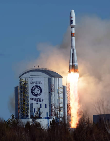 Запуск ракеты-носителя «Союз-2.1а» с российскими космическими аппаратами «Ломоносов», «Аист-2Д» и наноспутником SamSat-218 на космодроме «Восточный», 2016 год