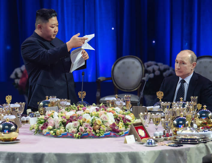 Лидер КНДР Ким Чен Ын (слева) и президент России Владимир Путин на официальном приеме во Владивостоке, 2019 год