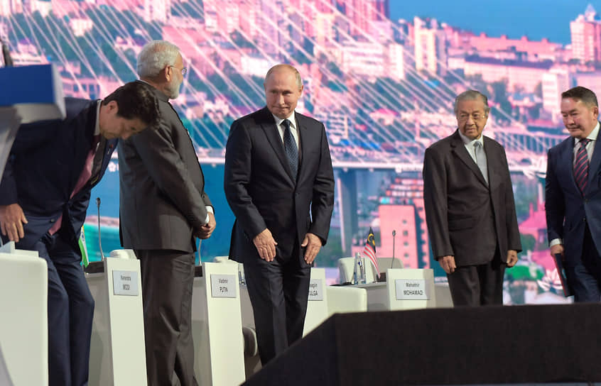 Слева направо: премьер-министр Японии Синдзо Абэ, премьер-министр Индии Нарендра Моди, президент России Владимир Путин, премьер-министр Малайзии Махатхир Мохамад и президент Монголии Халтмаагийн Баттулга на пленарном заседании Восточного экономического форума, 2019 год