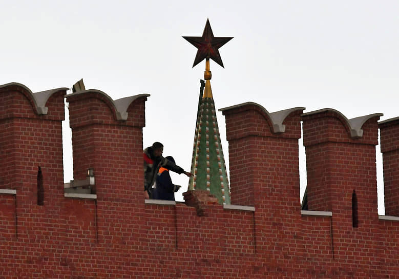 Региональная и муниципальная власть в России пока не может обойтись без присмотра из-за Кремлевской стены