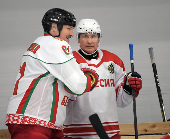 Президент России Владимир Путин (справа) и президент Белоруссии Александр Лукашенко во время матча