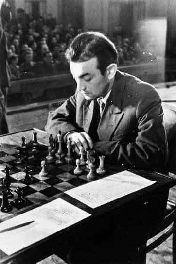 Летом 1976 года после турнира в Амстердаме шахматист Виктор Корчной отказался возвращаться в СССР и поселился в Швейцарии. Гроссмейстер говорил, что основной причиной решения было желание продолжать играть в шахматы и бороться за титул чемпиона мира, в то время как Шахматная федерация СССР предпочла делать ставку на более молодых гроссмейстеров. Был лишен советского гражданства в 1978 году, реабилитирован — в 1990 году