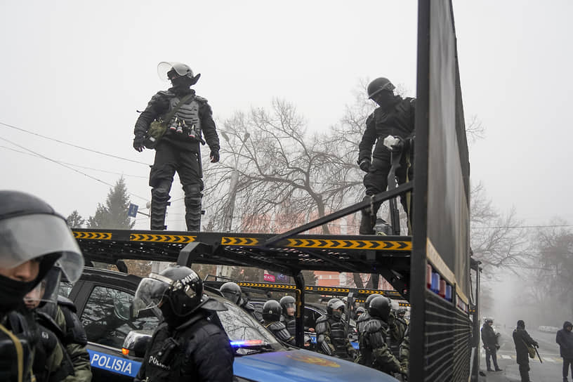 Сотрудники спецназа на протестах в Алматы