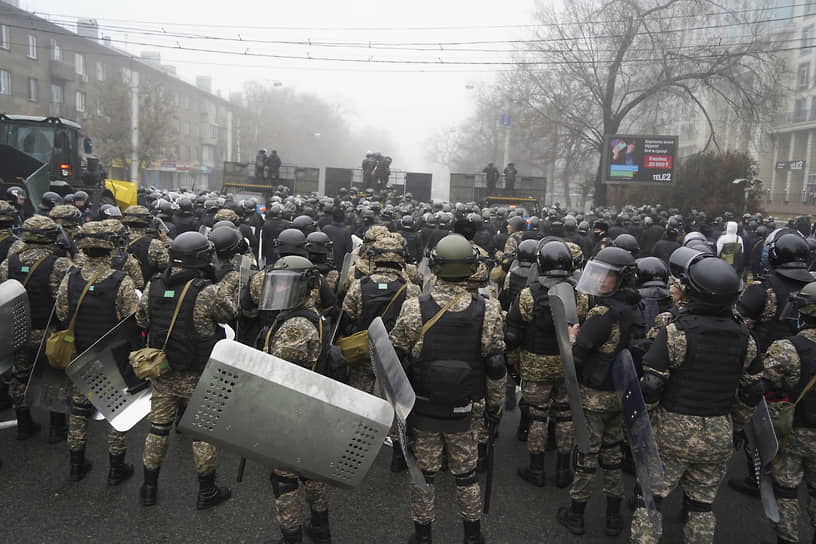 Спецназ блокирует улицу в Алматы