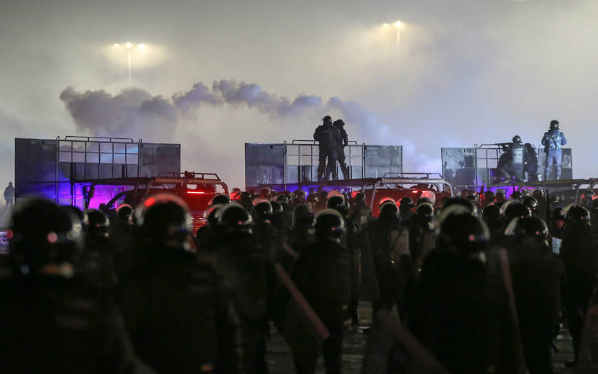 Сотрудники полиции Казахстана во время протеста 
