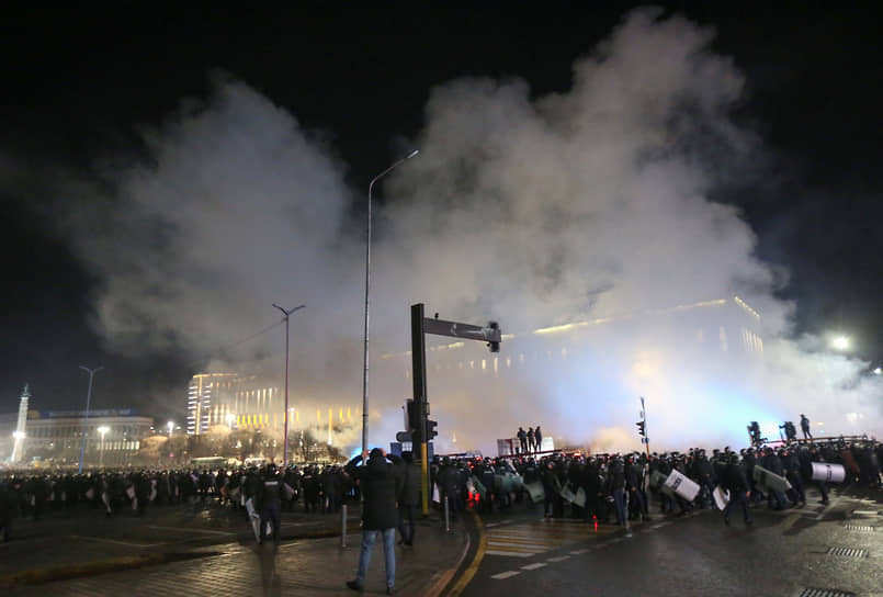 Полиция во время акции протеста. Алматы