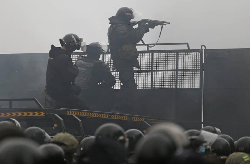 Сотрудники правоохранительных органов Казахстана на баррикадах в Алматы