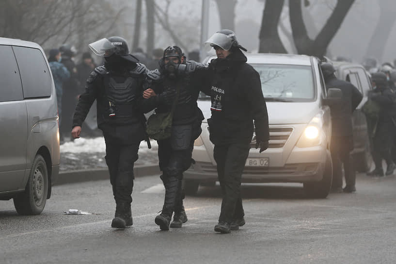 Пострадавшему в ходе протестов в Алматы сотруднику правоохранительных органов Казахстана оказывают помощь