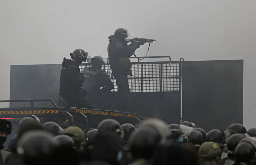 Полицейские на акции протеста в Алматы