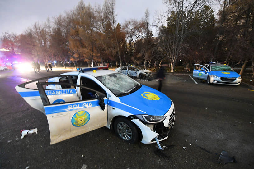 Поврежденный полицейский автомобиль. Алматы