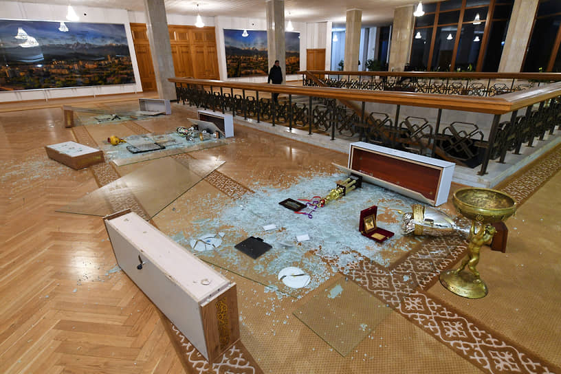 Разбитые витрины в здании администрации Алматы