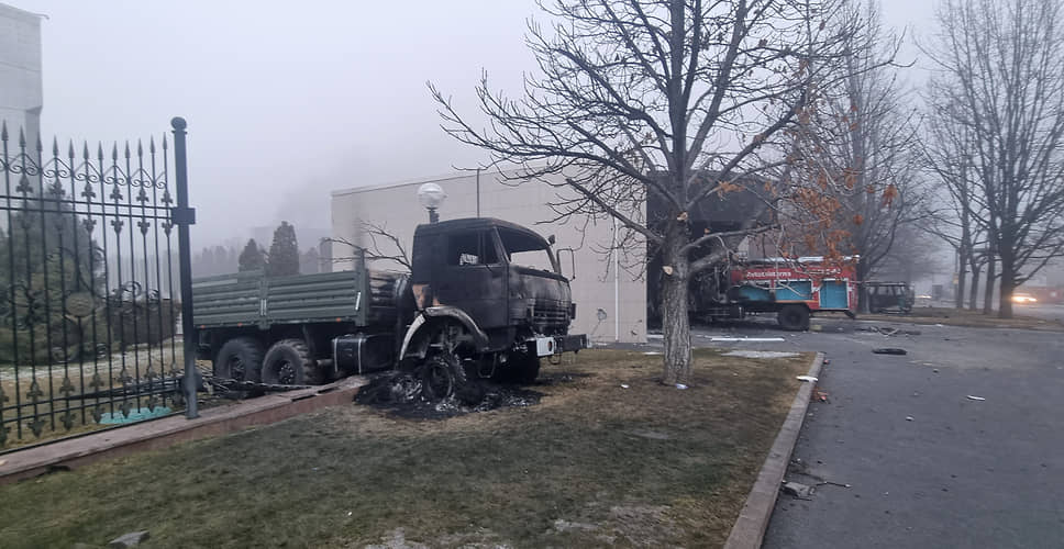 Сожженный в ходе протестов в Алматы грузовик