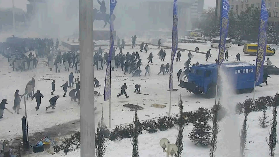 Столкновения демонстрантов с сотрудниками правоохранительных органов в Алматы