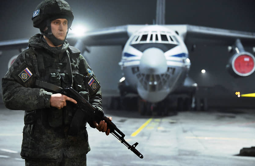 Военнослужащий из состава российского контингента миротворческих сил ОДКБ в международном аэропорту Алматы