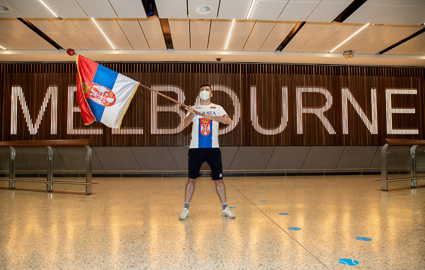 Поклонник Новака Джоковича с национальным флагом Сербии в аэропорту Мельбурна